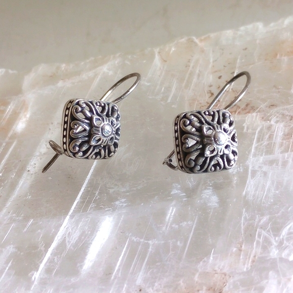 VINTAGE SILVER PLATED  FILIGREE DROP EARRINGS STYLISH 1.25" LONG. - Picture 3 of 6